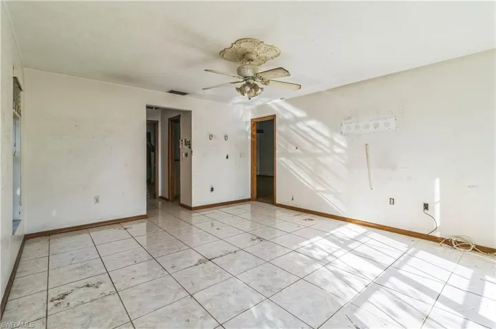 Empty room with ceiling fan