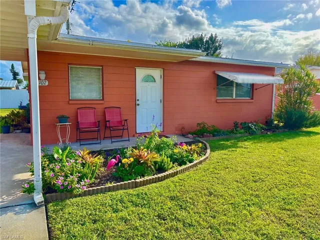 View of front of house featuring a front yard