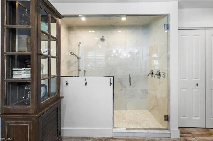 Walk in STEAM SHOWER!
