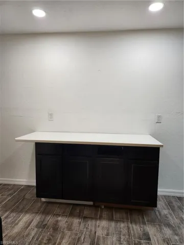 Office counter with recessed lighting - Pic 3