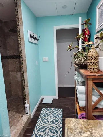 Bathroom with shower - Pic 3