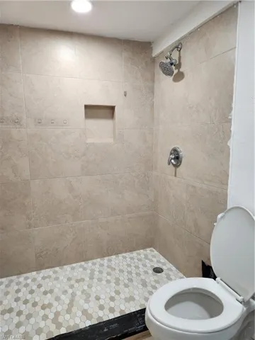 Office bathroom featuring a tile shower - Pic 6