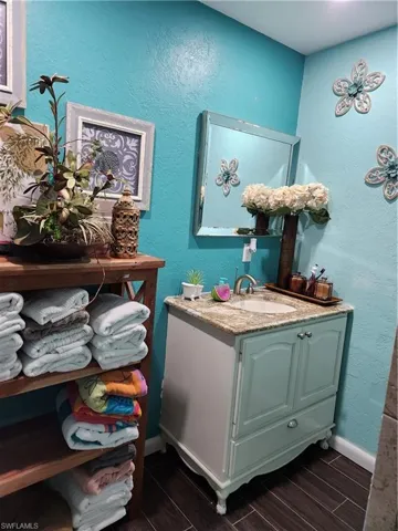 Bathroom featuring vanity - Pic 2