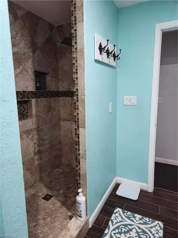 Bathroom featuring tiled shower - Pic 5