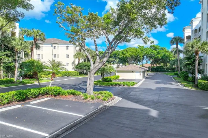 7671  Pebble Creek  CIR, Naples, FL 34108