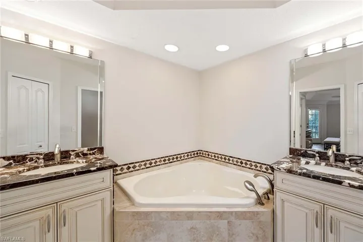 7671  Pebble Creek  CIR, Naples, FL 34108