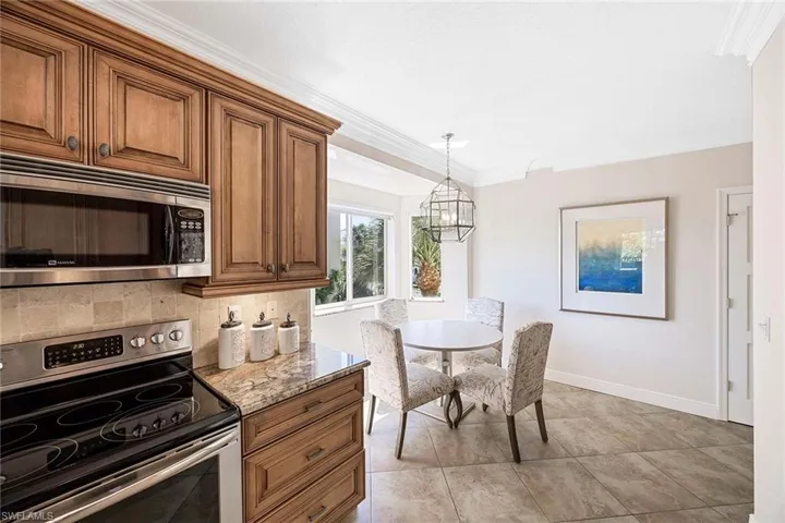 7671  Pebble Creek  CIR, Naples, FL 34108