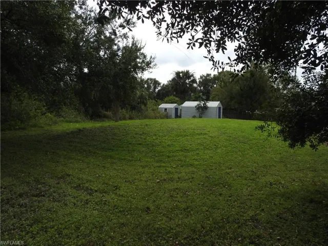 View of yard featuring an outdoor structure