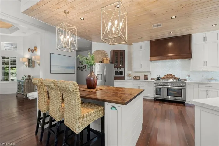 Elegant island perfect for entertaining and cocktails