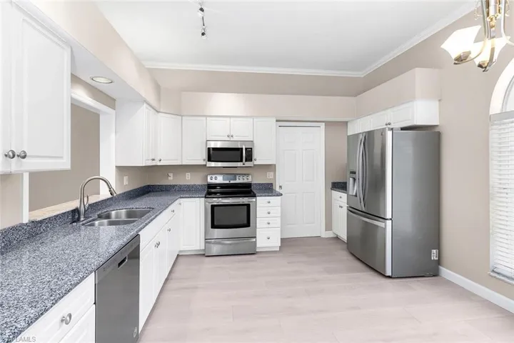 2389 Piccadilly Circus, Naples, Florida 34112