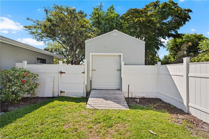 View of shed / structure with a yard