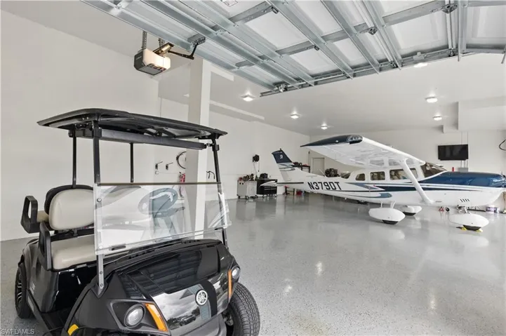 Climate controlled and spacious hangar with one car bay with garage door