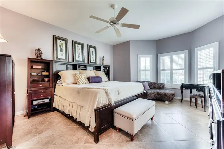 Bay windows & door to the lanai