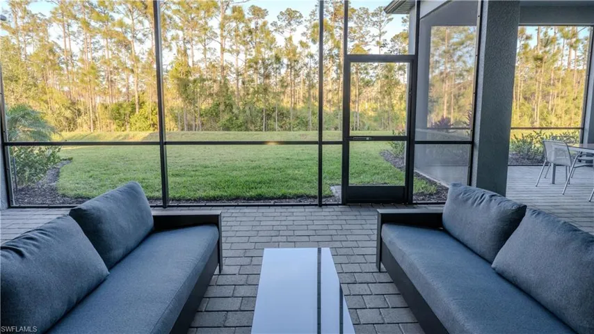 Sunroom / solarium featuring an outdoor hangout area