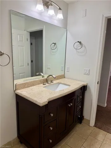 Guest bathroom with tub/shower combination
