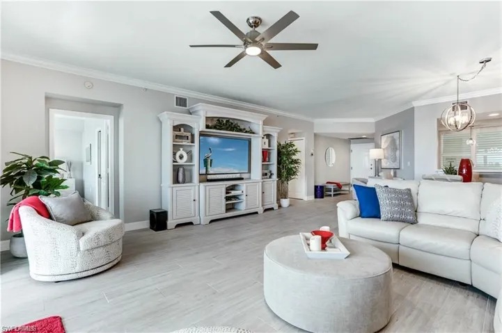 Large great room, ideal for entertaining!