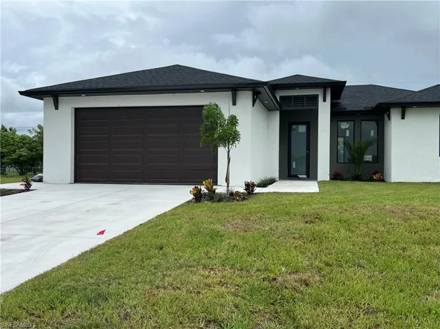 View of front facade with a garage and a front yard
