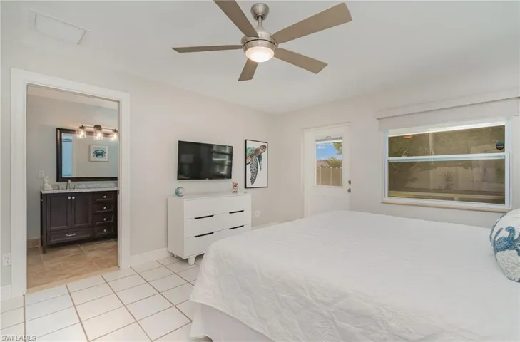 Owners suite with attached ensuite.. Access to outside patio