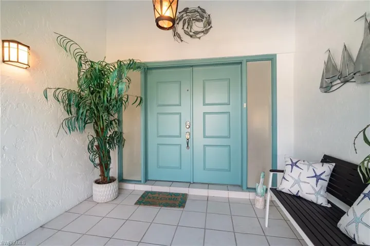 Screened front entrance welcomes your guests!