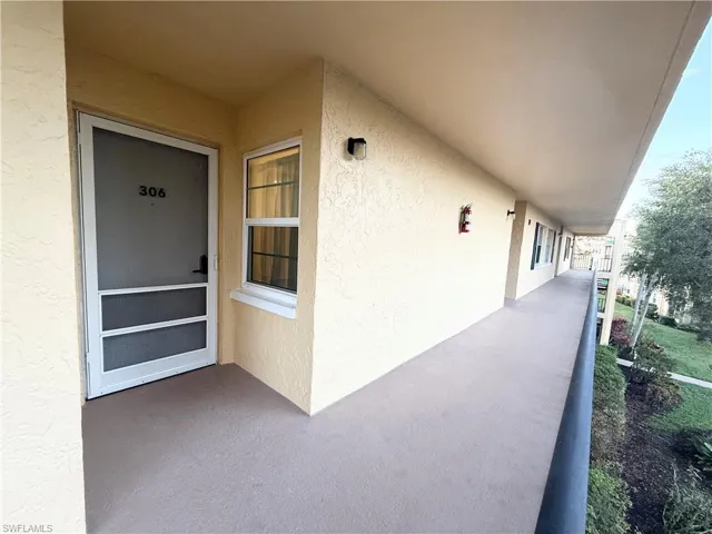 1087 Forest Lakes Dr 306, Naples, Florida 34105