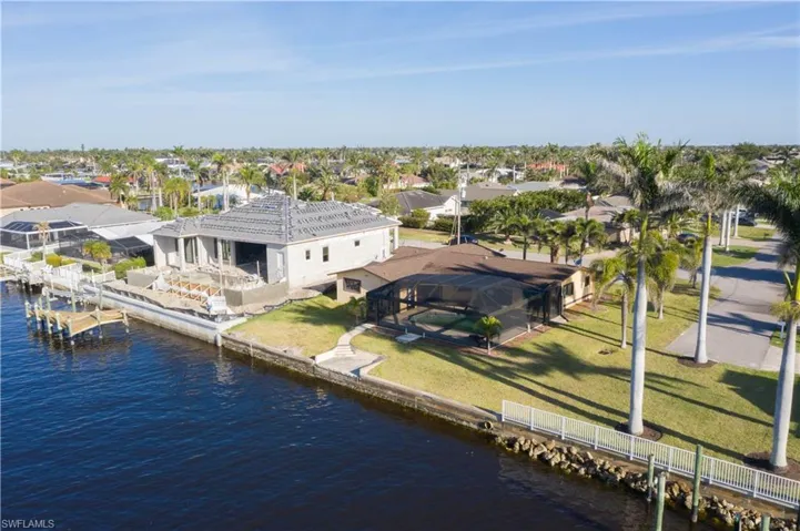 Bird's eye view featuring a residential view and a water view