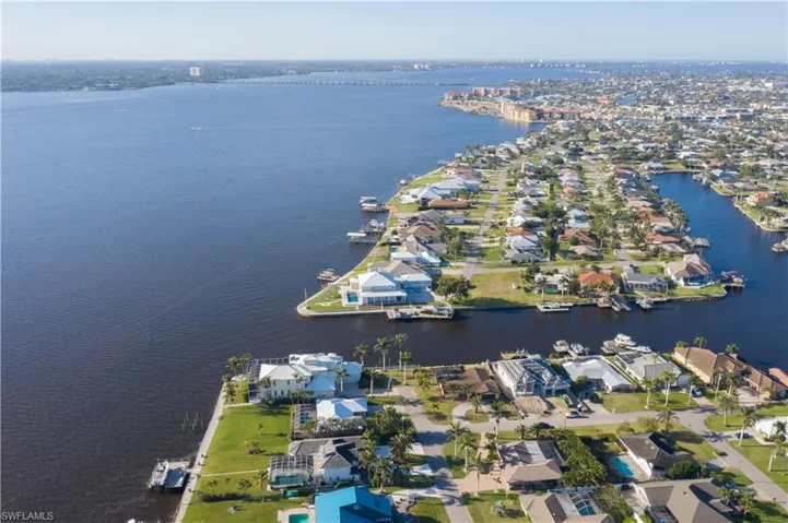 Bird's eye view featuring a residential view and a water view