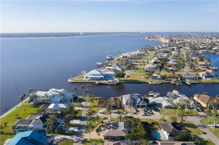 Bird's eye view featuring a residential view and a water view