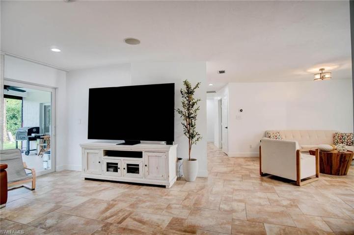 118  Debron  DR, Naples, FL 34112