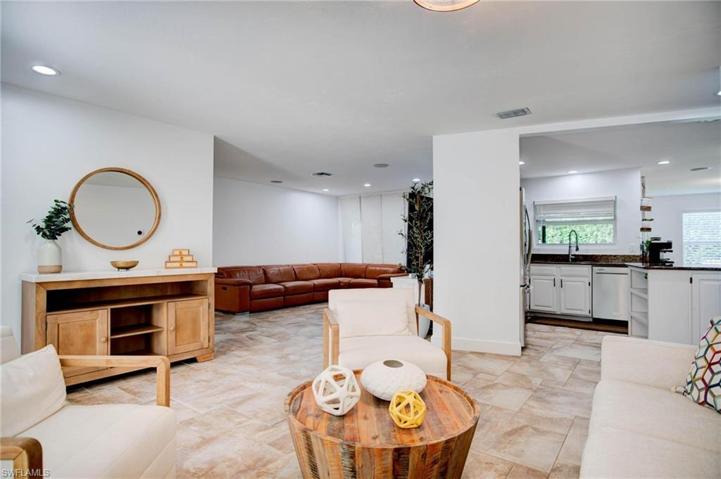 118  Debron  DR, Naples, FL 34112
