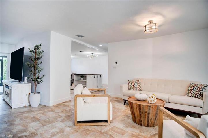 118  Debron  DR, Naples, FL 34112