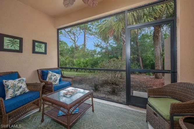 Sunroom / solarium with ceiling fan