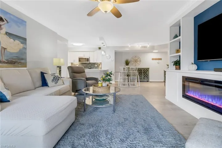 Living room w/ceiling fan