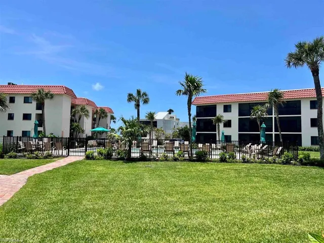 Pathway to the Beach-Steps from the Condo