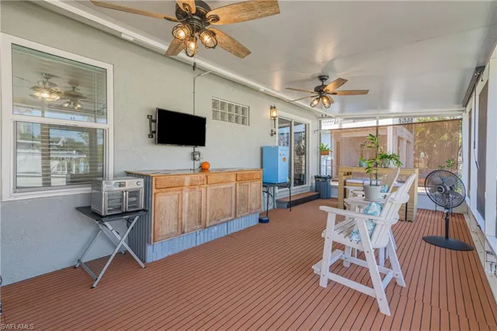 Sunroom with ceiling fan