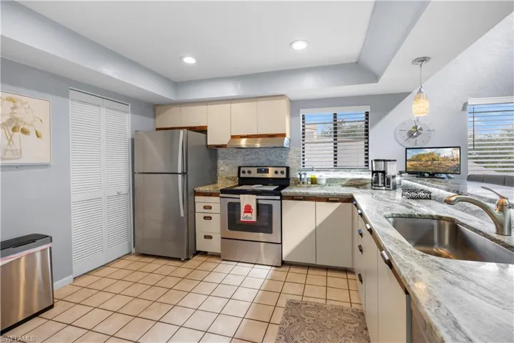 2065 W Lakeview Blvd 5, North Fort Myers, Florida 33903