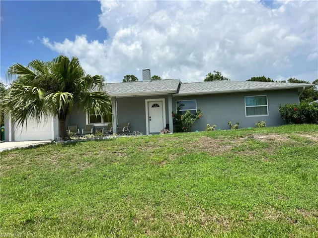 View of front facade with a garage and a front yard
