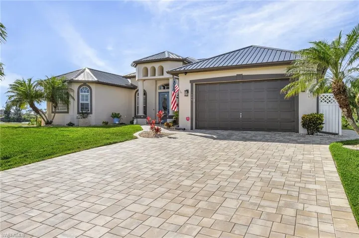 View of front facade featuring a garage and a front yard