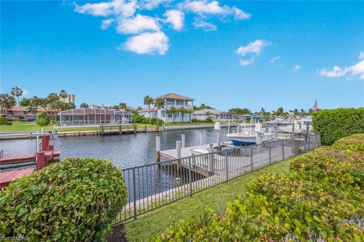 Boat Dock with a Robust 10,000-pound Boat Lift