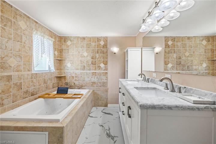 300 Cape Sable DR, NAPLES FL 34104