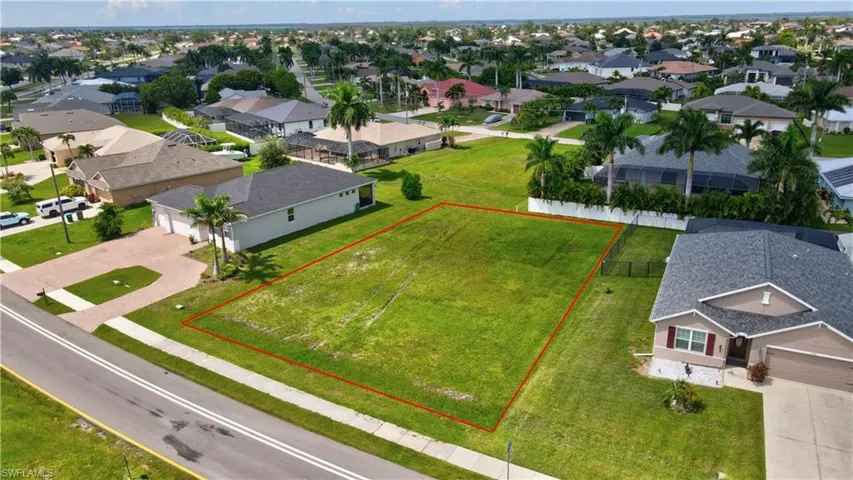 Aerial view of residential area featuring property parcel outlined
