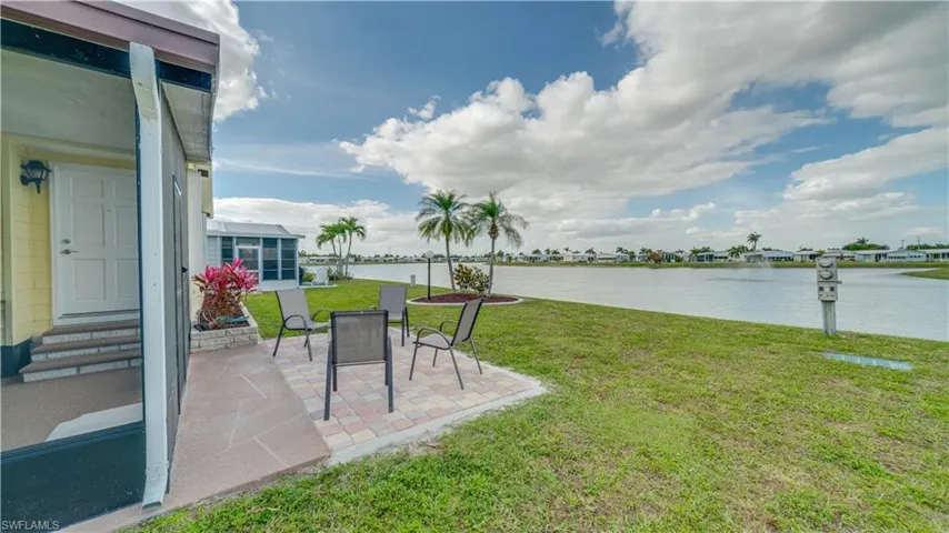 Picture perfect? Indeed. Enjoy your coffee or cocktail; with the lake fountain in view.