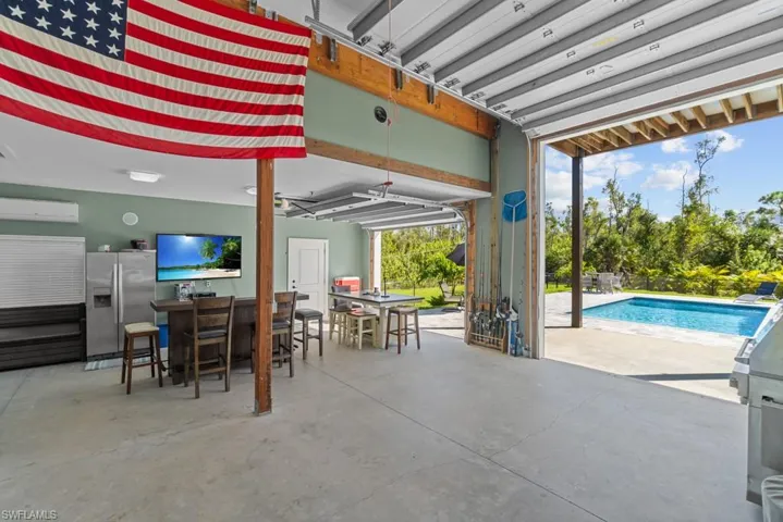 Air Conditionied-HUGE RV Garage or 5 plus cars!!
