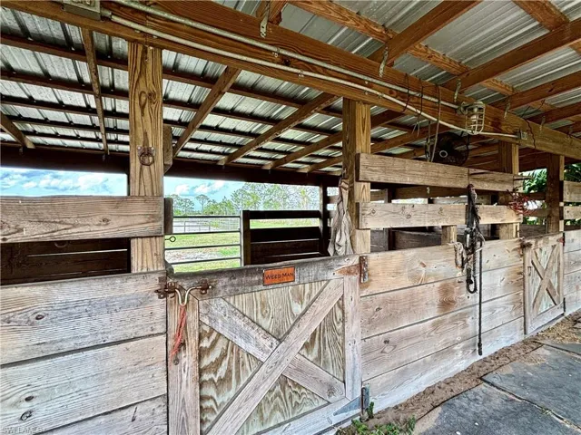 5 12x12 stalls with 8' hallway