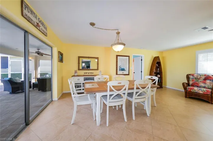 Dining room with sliders to the lanai