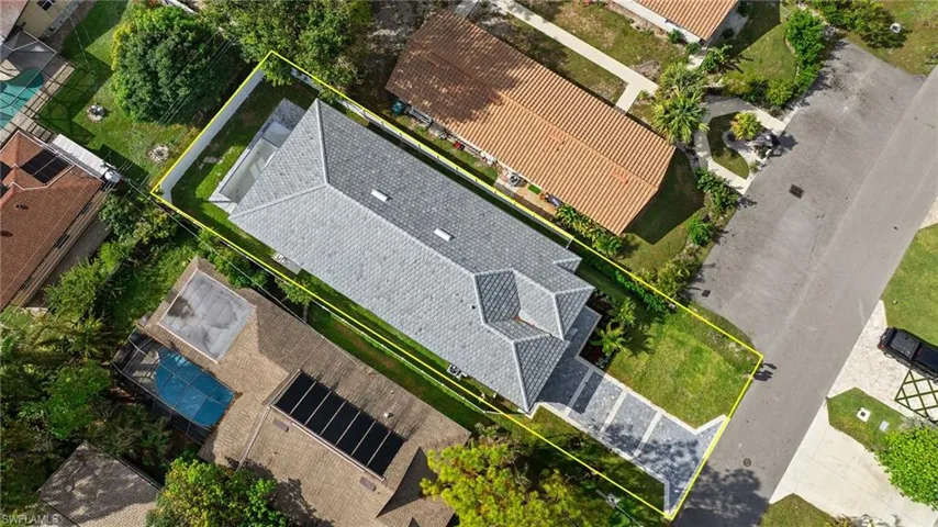 Birds eye view of property