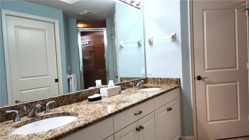 Master Bath/Walk-in Closet/Private Commode!