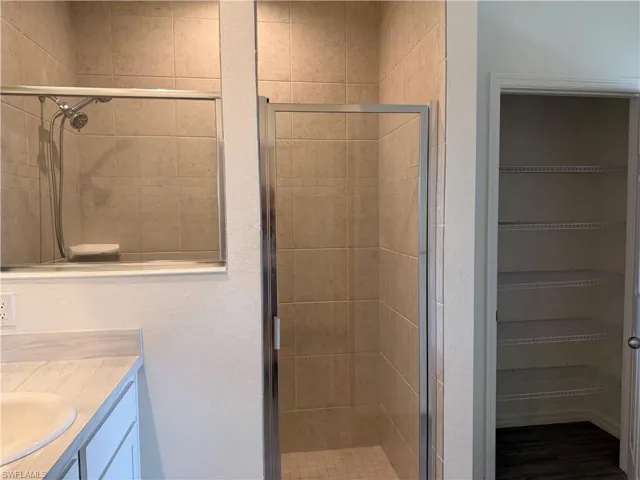 Walk-in-shower and closet