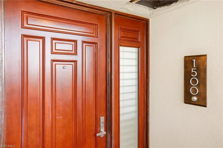 Welcome to 1500 Esplanade Club where captivating Gulf views and a luxurious interior await.