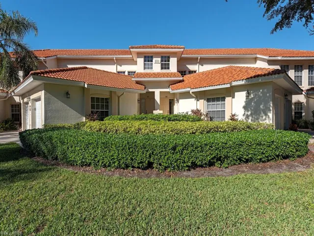 View of front facade with a garage and a front yard