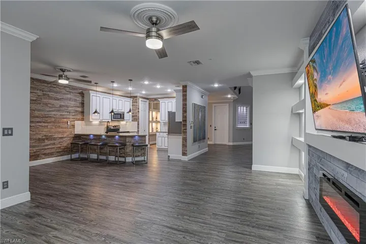 1330 Mariposa Cir # 103, Naples, Florida 34105